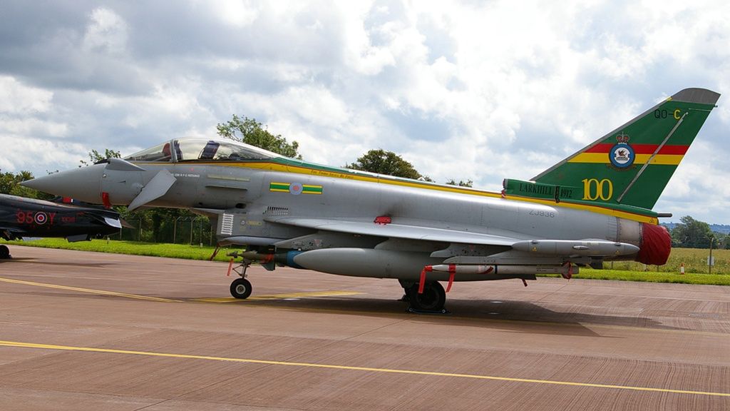 Myśliwiec Typhoon. Na końcu skrzydła widoczny pocisk ASRAAM