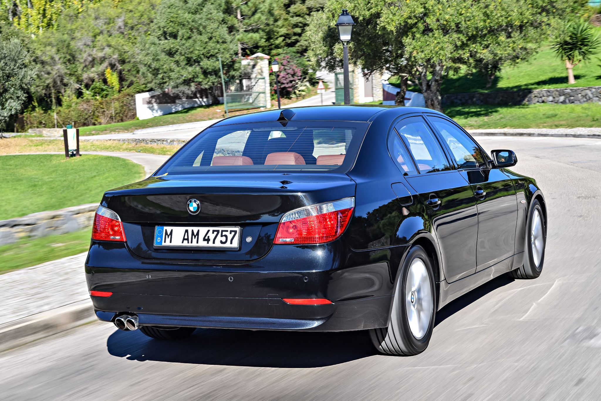 Jeszcze nie M5, ale i tak typowo sportowe dla tej marki BMW 545i. Zapewnia świetne osiągi i brzmienie.