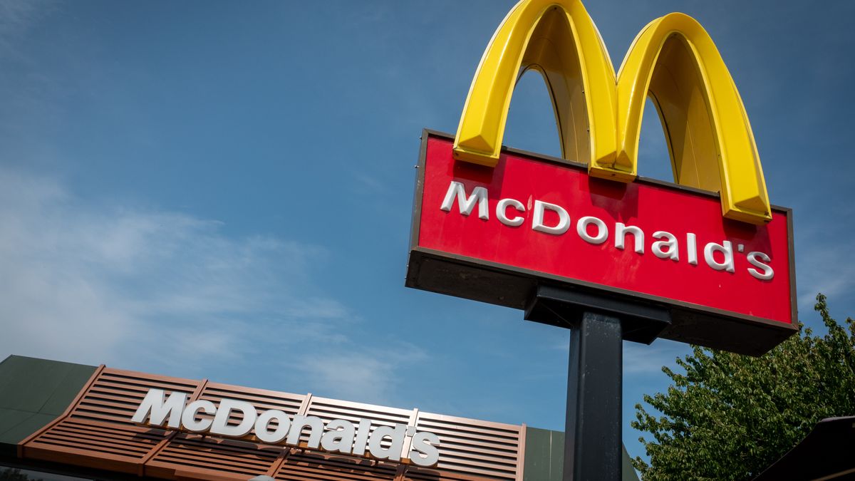 GLOUCESTER, UNITED KINGDOM - JUNE 13: The logo of the fast food restaurant McDonald's is displayed outside a branch of the restaurant, on June 13, 2025 in Gloucester, England. Founded in 1940, American multinational fast food chain McDonald's Corporation, best known for its Big Mac hamburgers, cheeseburgers and french fries, is the world's largest fast food restaurant chain.  (Photo by Anna Barclay/Getty Images)
