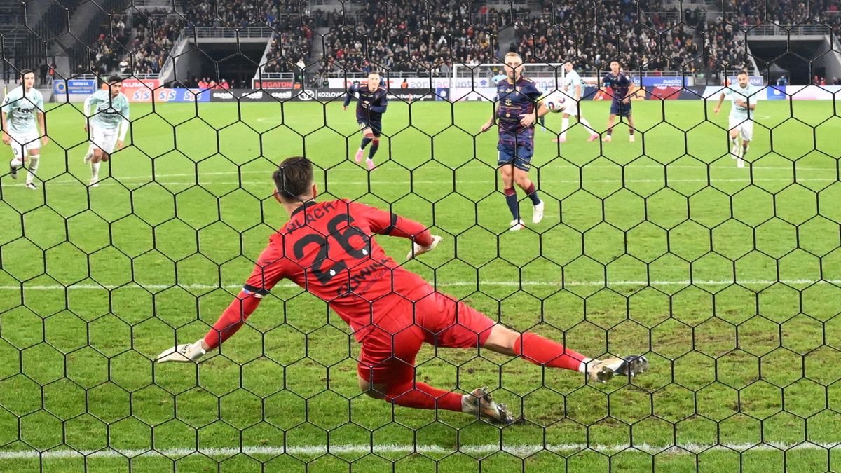 PAP / Marcin Bielecki / Kamil Grosicki strzela gola na 2:1 w meczu z Piastem Gliwice