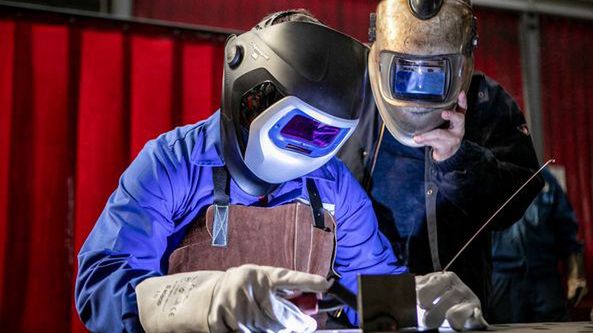 Warszawa. Jak hartowała się stal - w takich malowniczych okolicznościach, jak w teledysku Daft Punk powstają nowe pociągi dla SKM