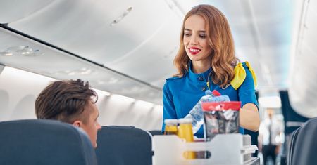 Brzydzisz się gorących napojów w samolocie? Stewardesa zdradza przykrą prawdę