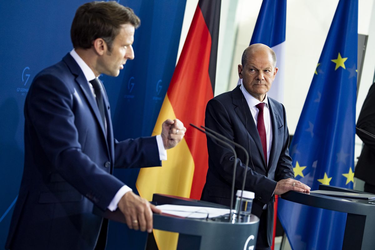 Prezydent Francji Emmanuel Macron i niemiecki kanclerz Olaf Scholz