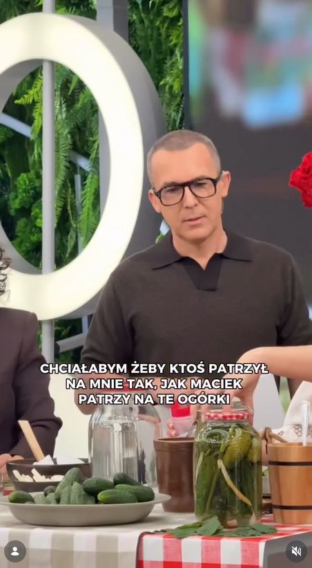 Maciej Kurzajewski patrzy na pyrzne ogórki