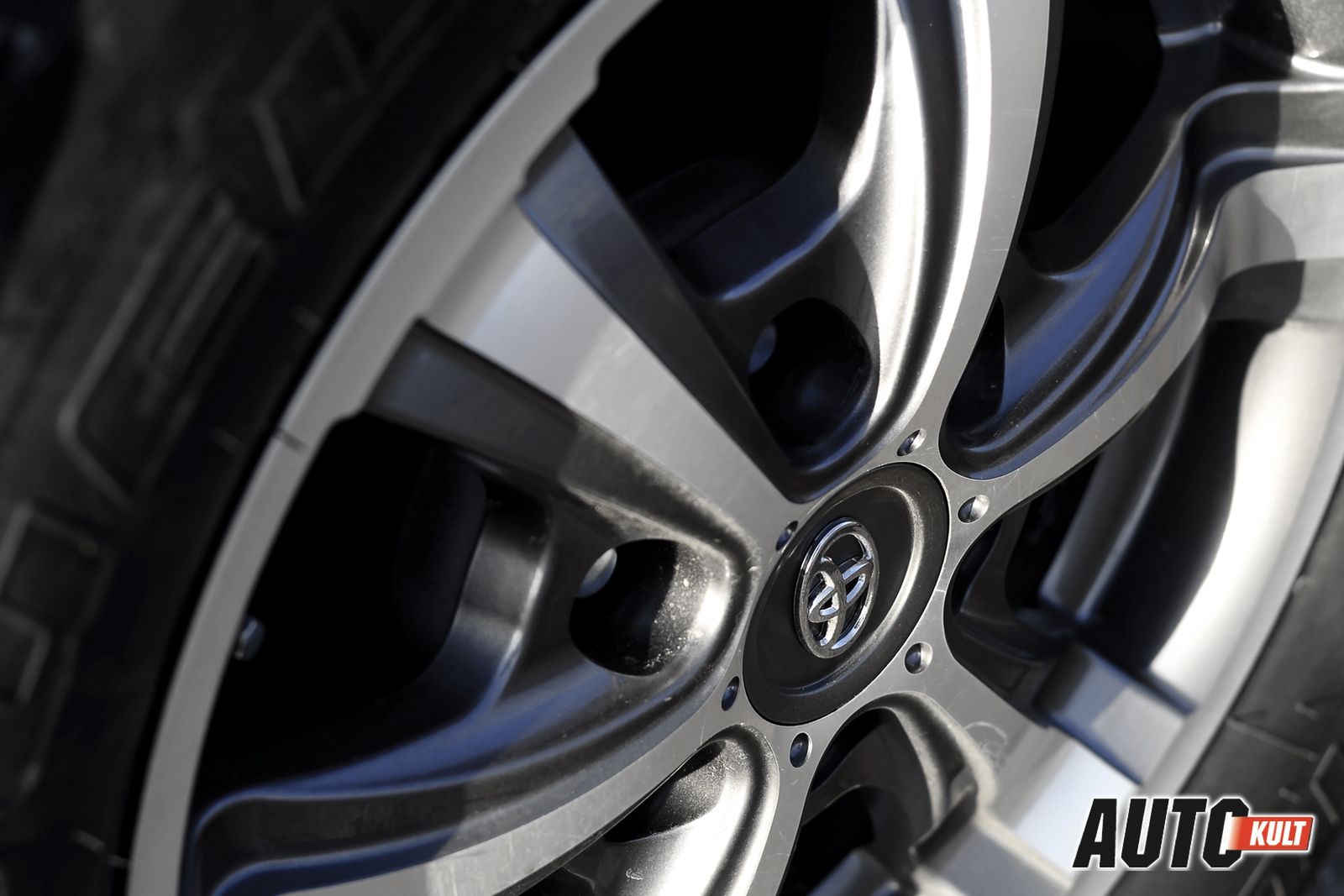 Toyota Hilux SR5 3,0 D4D A/T - test [galeria zdjęć] 11