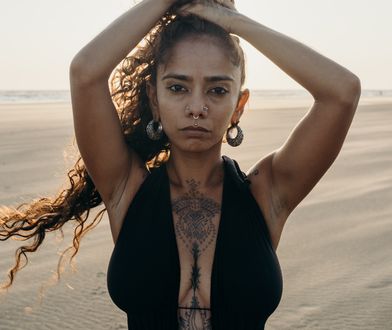 Tatuaż między piersiami. Zmysłowa ozdoba dla odważnych kobiet