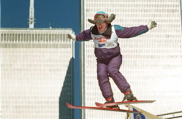 Pokazowy skok Edwardsa w okolicy wież WTC w Nowym Jorku (foto AFP)