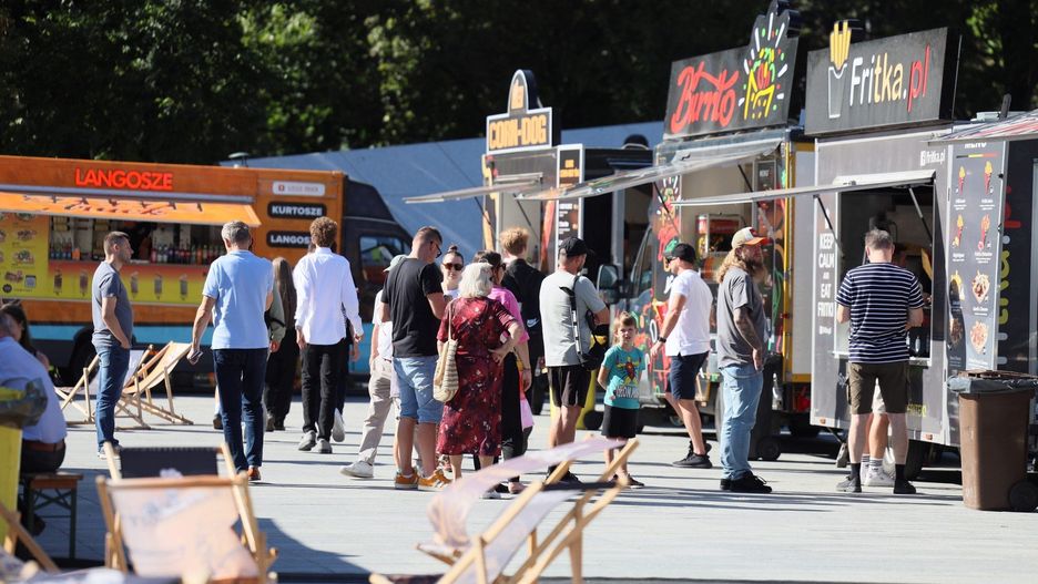 Corn-dogi, pierożki momo, a może słodkie churrosy? Przyjdź i przekonaj się jak smakuje na Żarciowozach pod CSK w Lublinie.