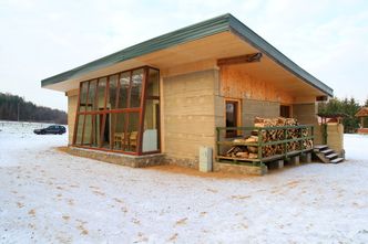 Dom z ubitej ziemi. Zbudowali go w...