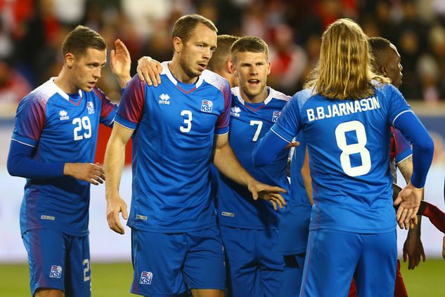 Reprezentacja Islandii celebrująca gola (fot. Mike Stobe/Getty)