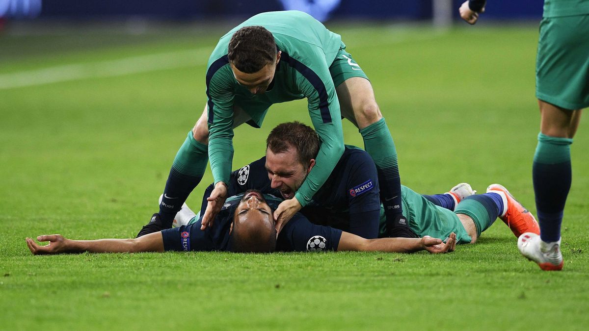 PAP / Olaf Kraak / Na zdjęciu: Lucas Moura w objęciach kolegów