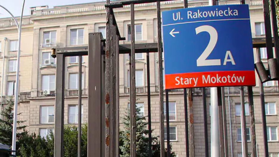 Warszawa. Mokotów, ulica Rakowiecka. Mężczyzna wypadł z okn na czwartym pietrze