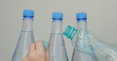 Business Experts Content. Butelki, zakrętki i system kaucyjny – czy 2025 będzie rokiem ekologicznej rewolucji?