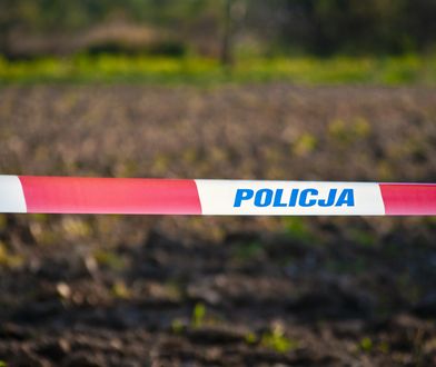 Zwłoki mężczyzny przy drodze. Policja: nie wykluczono udziału osób trzecich