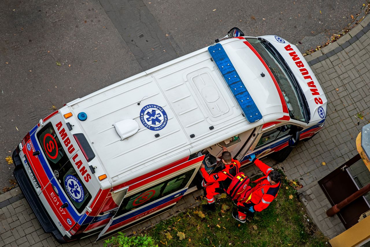 Porażenie prądem podczas zdejmowania światełek. 67-latek w szpitalu z poważnymi obrażeniami