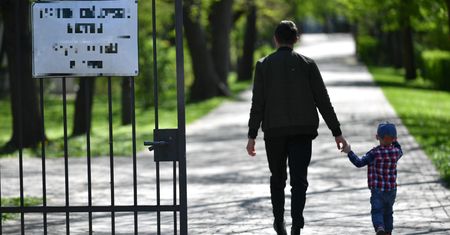 Koronawirus. Ojciec ucznia chce pozwać szkołę za maseczki