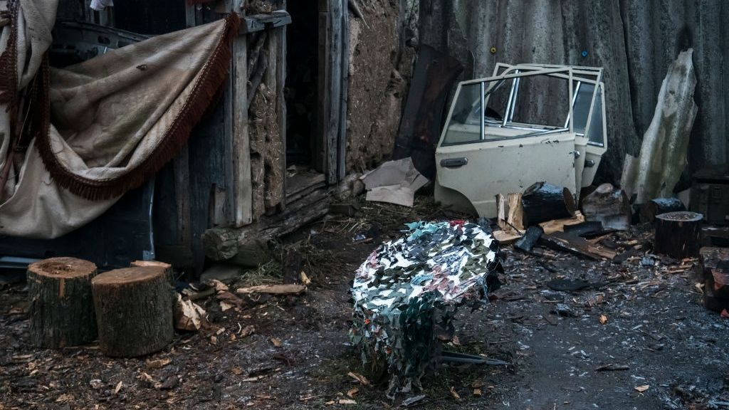 Antena Starlink pokryta siatką maskującą stoi w miejscu jednostki Sił Zbrojnych Ukrainy