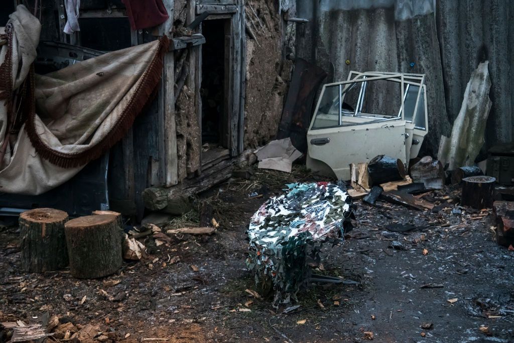 Antena Starlink pokryta siatką maskującą stoi w miejscu jednostki Sił Zbrojnych Ukrainy