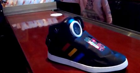 Google robi gadające buty. Zobacz je