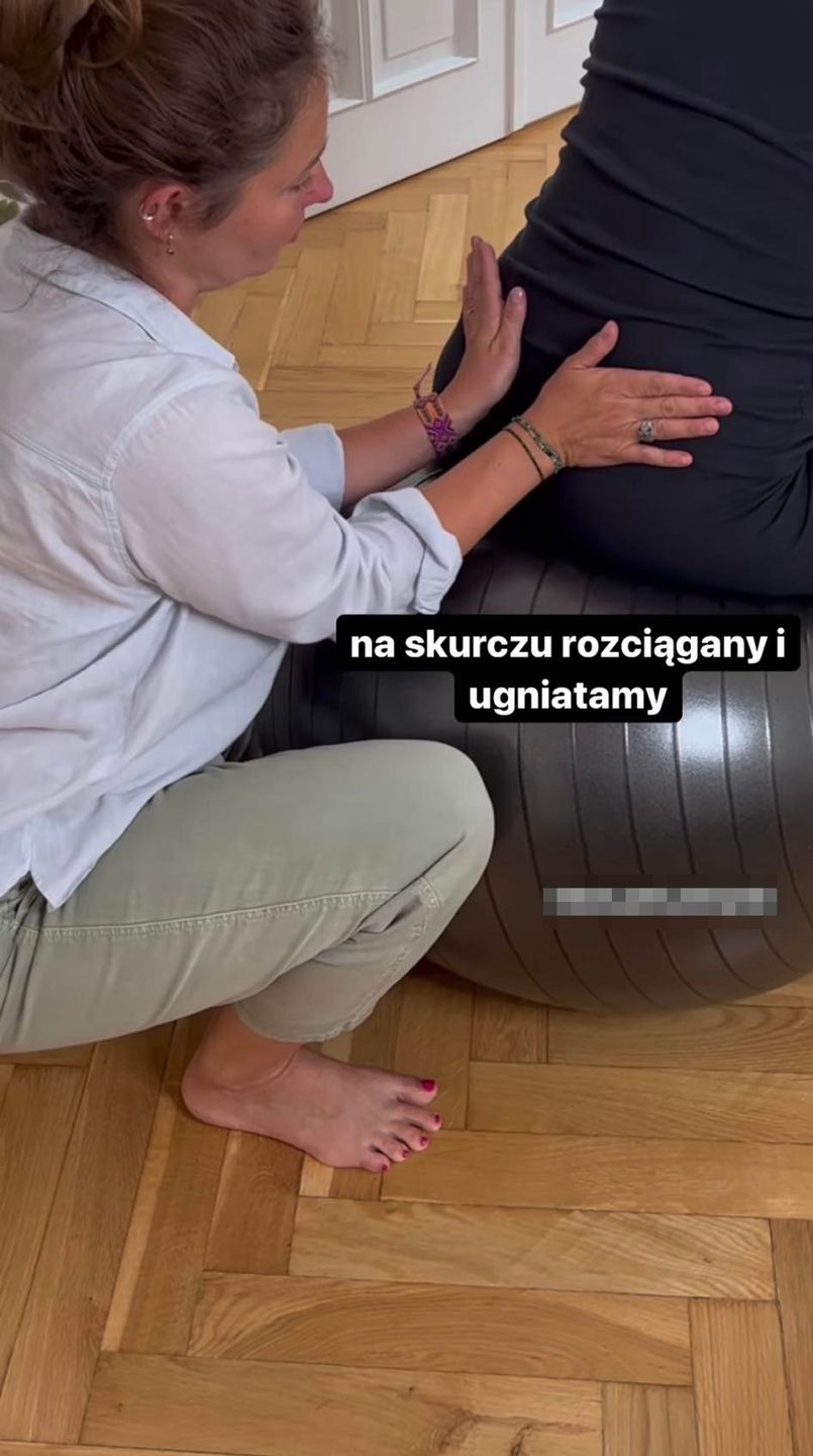 Krzysztof Ibisz uczy się masować ciężarną żonę