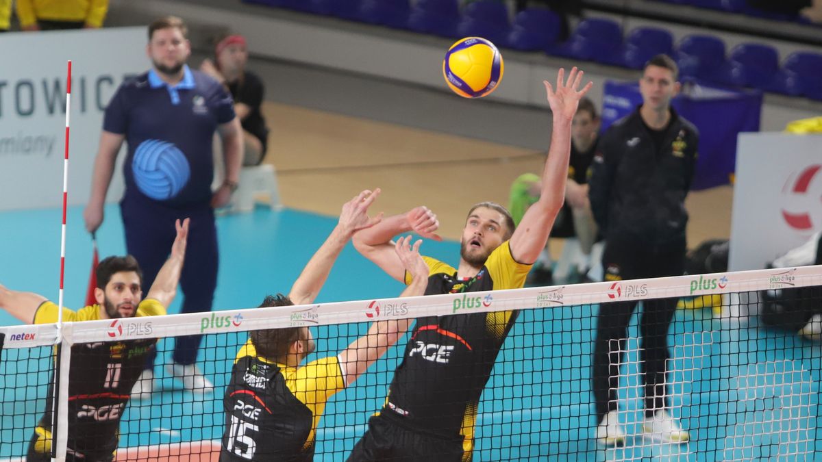 WP SportoweFakty / Tomasz Kudala / Na zdjęciu: atakuje Karol Kłos