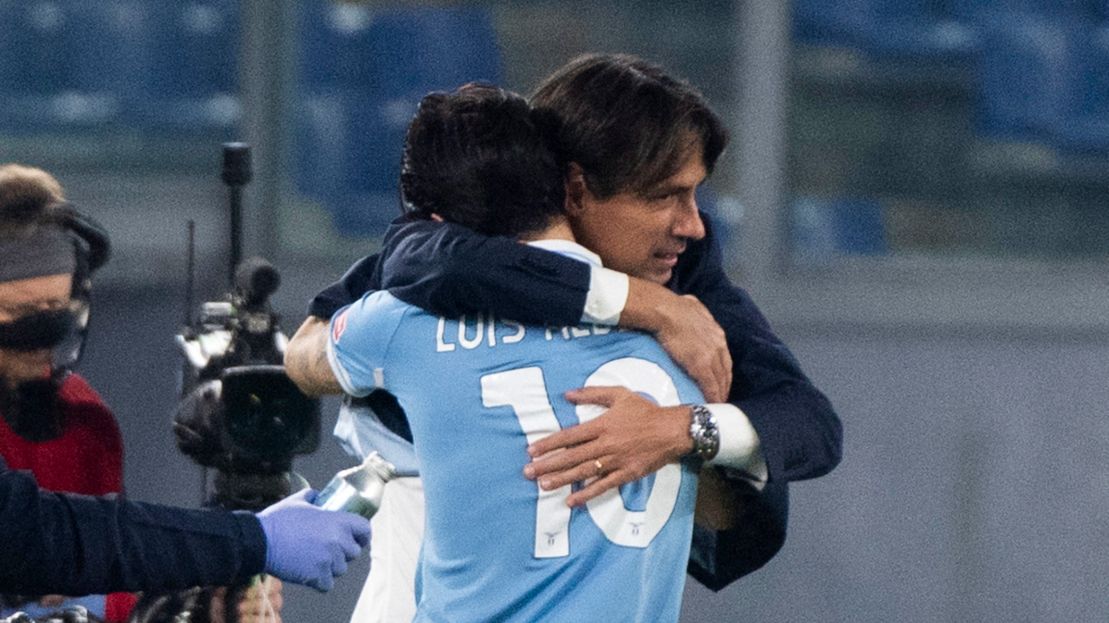 Luis Alberto cieszy się z bramki z trenerem Simone Inzaghim