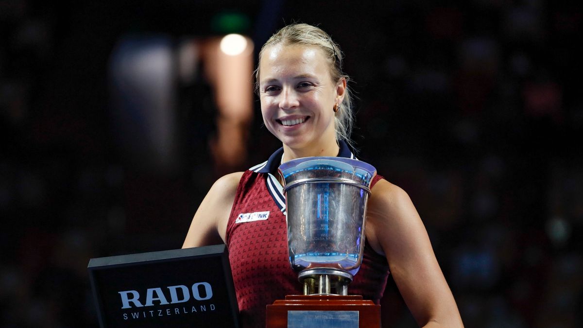 PAP/EPA / YURI KOCHETKOV / Na zdjęciu: Anett Kontaveit, mistrzyni Kremlin Cup 2021