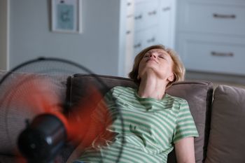 Tani sposób na ochłodę w domu. Skuteczne triki na upały