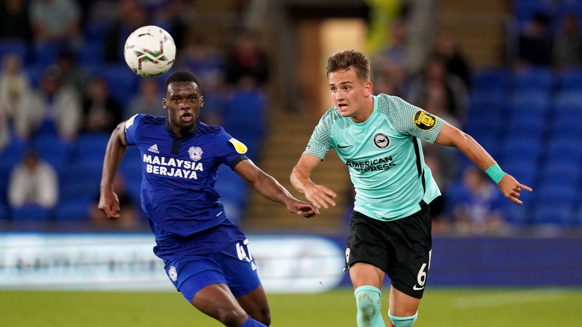 Getty Images / David Davies/PA Images  / Michał Karbownik walczy o piłkę