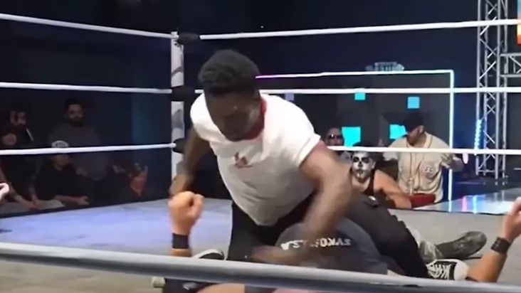 YouTube / YouTube / Raja Jackson atakujący zapaśnika