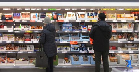 Emeryci oszczędzają na jedzeniu. Połowa rezygnuje z jednego produktu