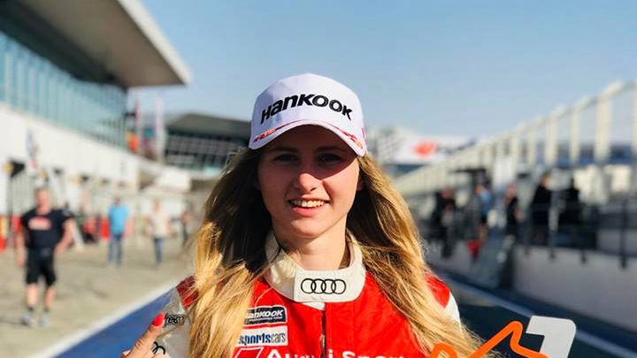 Gosia Rdest z trofeum za zwycięstwo w klasie GT4