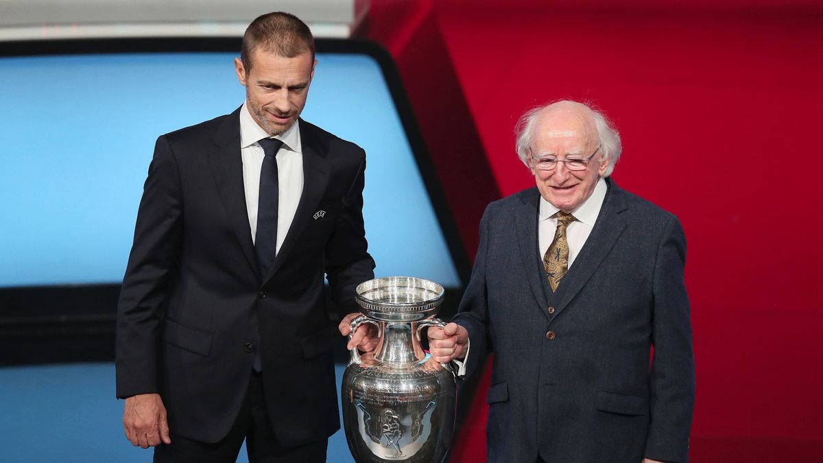 PAP/EPA / Brian Lawless / Na zdjęciu: prezydent UEFA Aleksander Ceferin (z lewej) i Michael D Higgins (prezydent Irlandii)