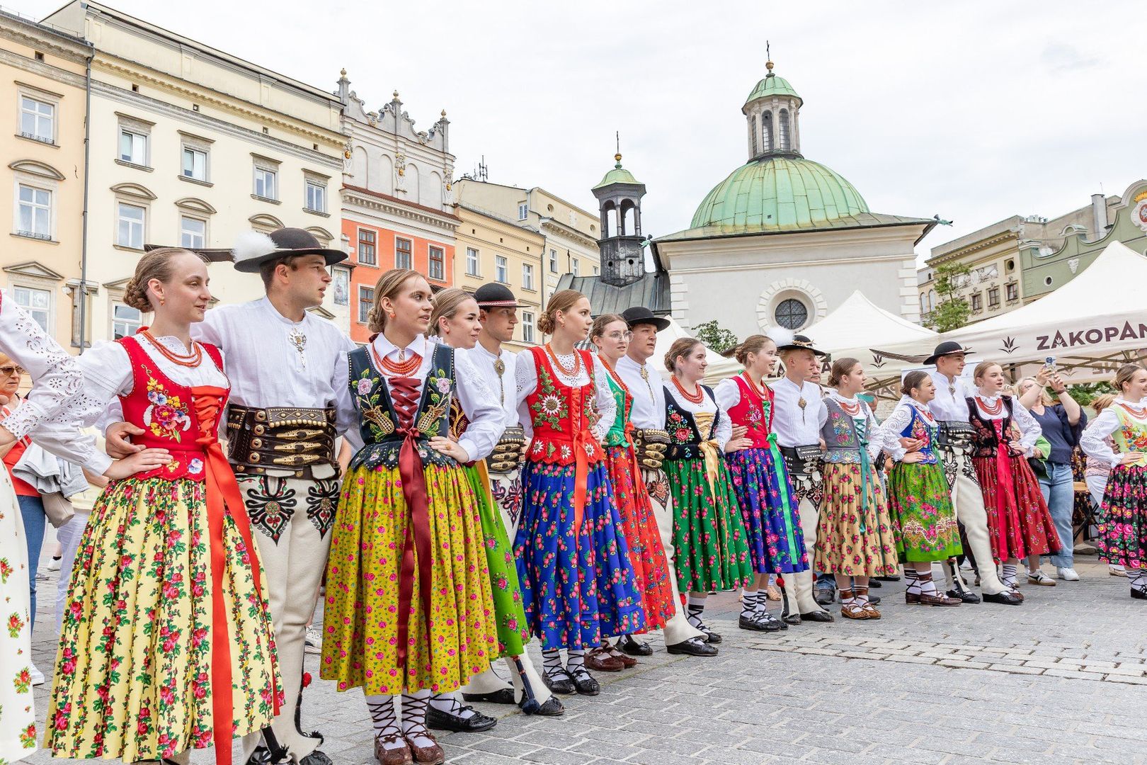 Zakopane promuje się na Rynku w Krakowie. Przyjechały zespoły folklorystyczne z muzyką, śpiewem i tańcem