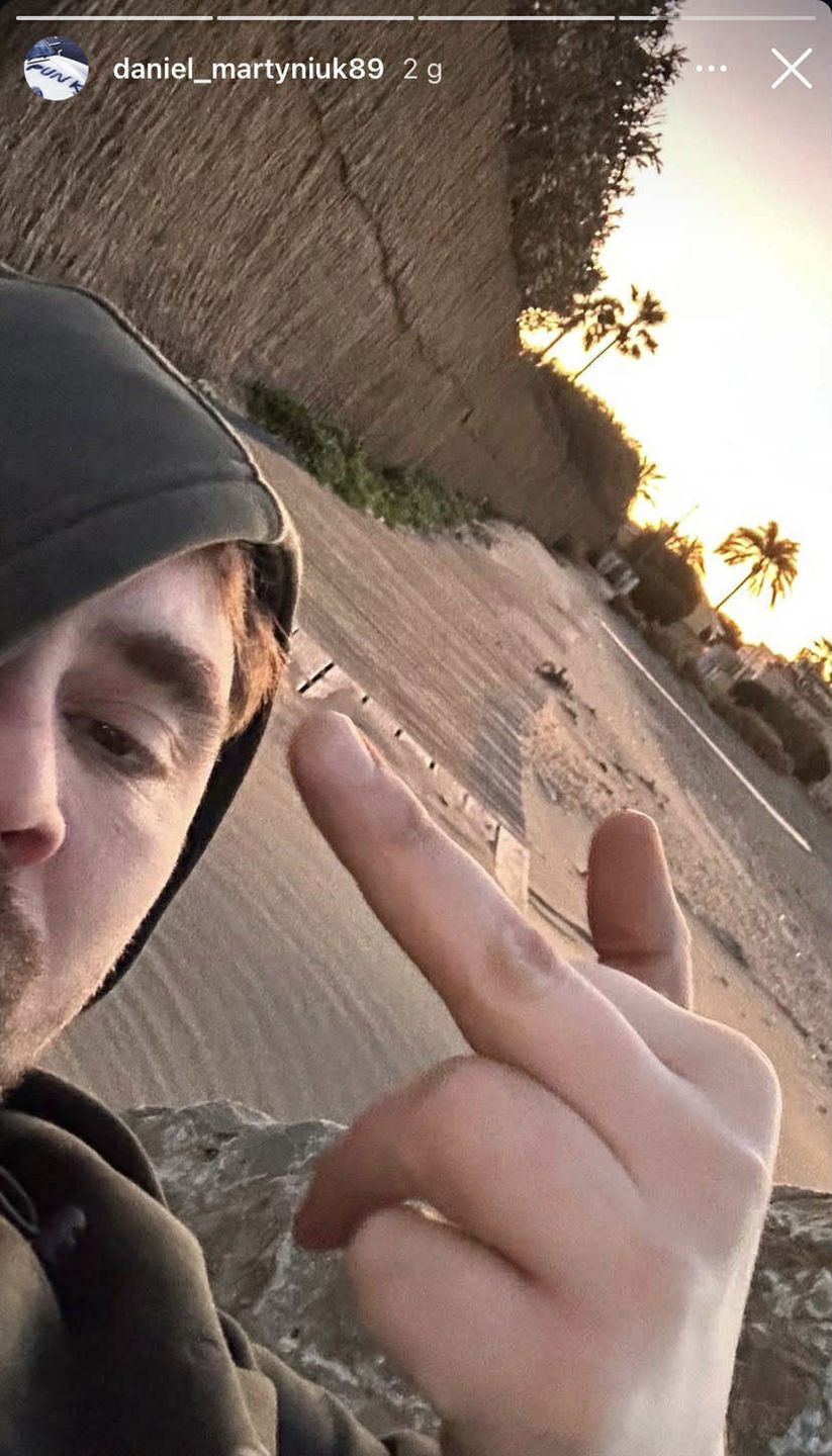 Daniel Martyniuk pokazuje środkowy palec