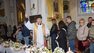 Wielka Sobota 2026. Święcenie pokarmów wielkanocnych w kościele pod wezwaniem świętego Andrzeja Apostoła w Suchedniowie