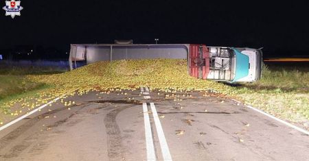 Zderzył się z ciężarówką przewożącą spady. Ponad 20 ton jabłek wysypało się na drogę