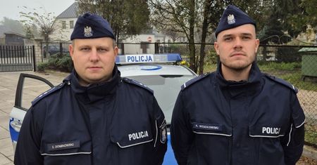 Dramatyczne chwile przy cmentarzu w Chodczu. Policjanci uratowali 65-latkę!