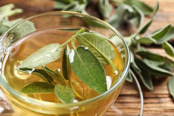 Naturalny antybiotyk z babcinego parapetu. Przygotuj napar lub ziołowe masło