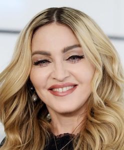 Pomarszczone dłonie i wygładzona twarz: Madonna w Tokio