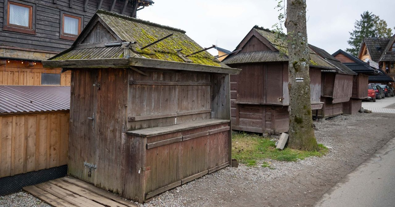 Zakopane: Rozpadające się stragany na Gubałówce straszą ostatnich spacerujących turystów