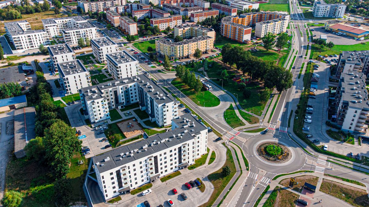 miasto, zabudowa, bloki, blok, architektura, ulica, rondo, osiedle, miasteczko, widok z drona, horyzont, panorama, budowa, deweloper, city, buildings, blocks, block, architecture, street, roundabout, estate, town, drone view, horizon, construction, developer, miejski, krajobraz miasta, droga