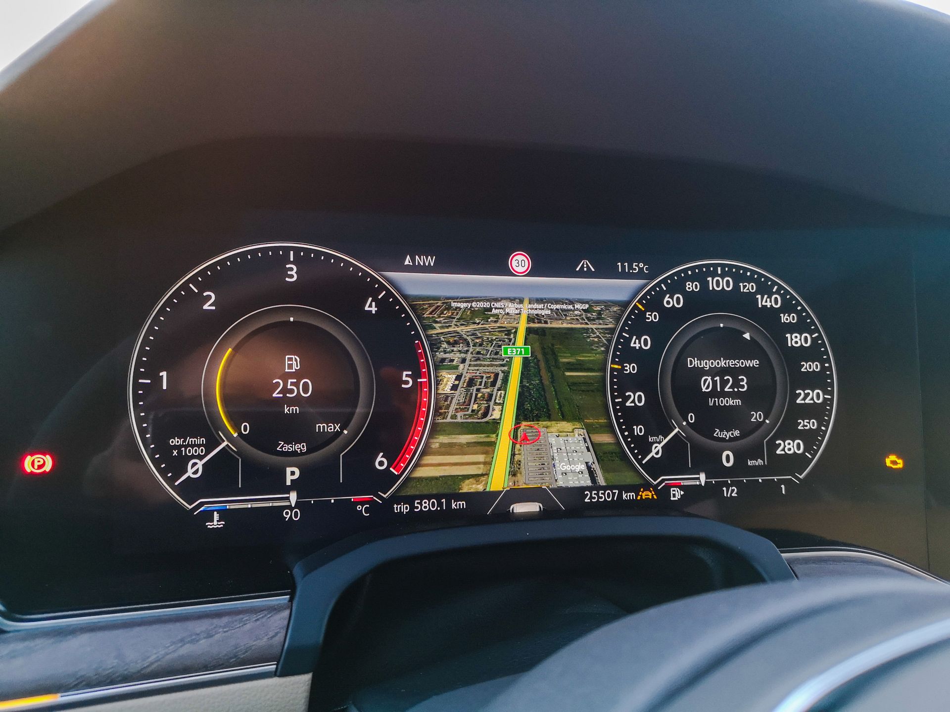 Volkswagen Touareg: Systemy wsparcia kierowcy z asystentem jazdy nocą i Innovision Cockpit 8