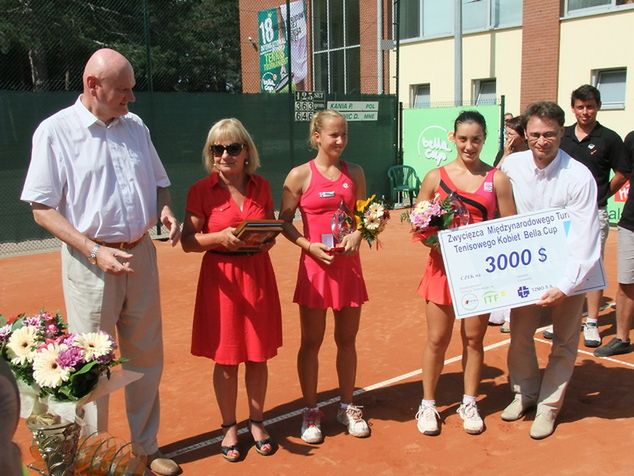 Dekoracja Bella Cup 2012, stoją od lewej: prezydent Torunia Michał Zaleski, sędzia Anna Wagner, Paula Kania, Danka Kovinic, członek zarządu TZMO Jarosław Kuzel (fot. Daniel Ludwiński/SportoweFakty.pl)