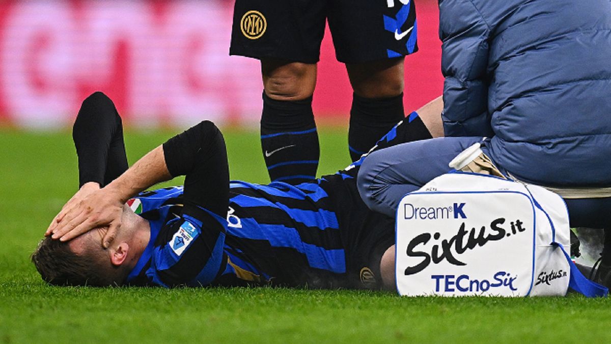 Getty Images / Mattia Ozbot - Inter / Na zdjęciu: Zieliński zwija się z bólu