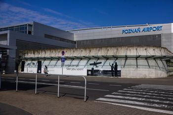 Poznań: Obrażał personel i współpasażerów w samolocie na Ławicy. Przy sobie miał też narkotyki. Interweniowała straż graniczna