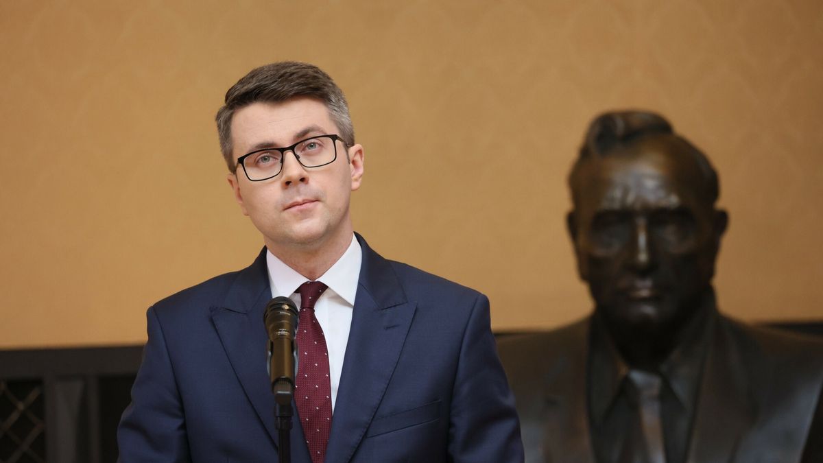 Konferencja premiera i minister finans�w po posiedzeniu rz?du
Fot. Wojciech Olkusnik/East News, Warszawa, 02.08.2022. KPRM. Konferencja prasowa premiera Mateusza Morawieckiego oraz minister finansow Magdaleny Rzeczkowskiej po zakonczonym posiedzeniu Rady Ministrow.
N/z: rzecznik rzadu Piotr Muller
Wojciech Olkusnik