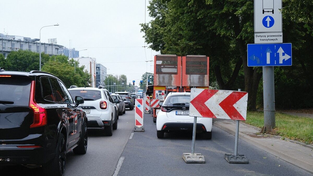 Zwężenie na al. Kraśnickiej przed skrzyżowaniem z ul. Zana