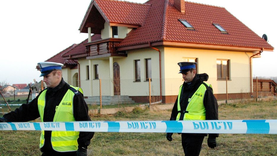 Dom w Przeworsku obok kt�rego znaleziono cia�o m�czyzny i kobiety
Dariusz Delmanowicz
dom, Przeworsk, policja, policjant, dochodzenie, zab�jstwo