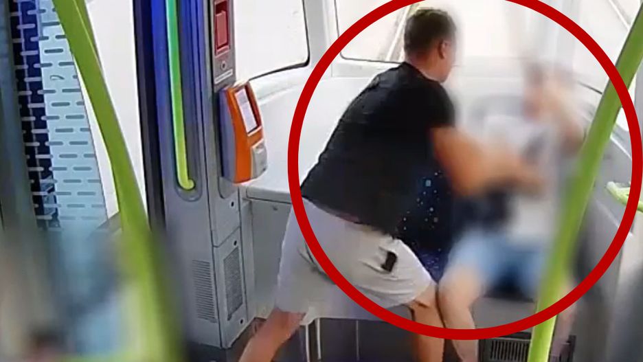 Mężczyzna nagle zaczął bić pasażera w tramwaju